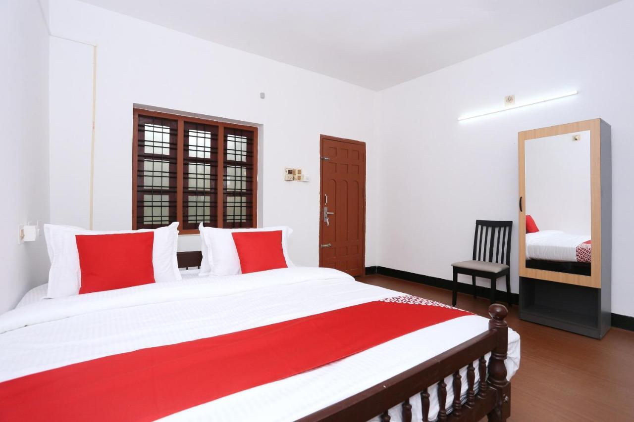 Oyo Flagship Kaveri Tourist Home Guruvāyūr Exterior foto