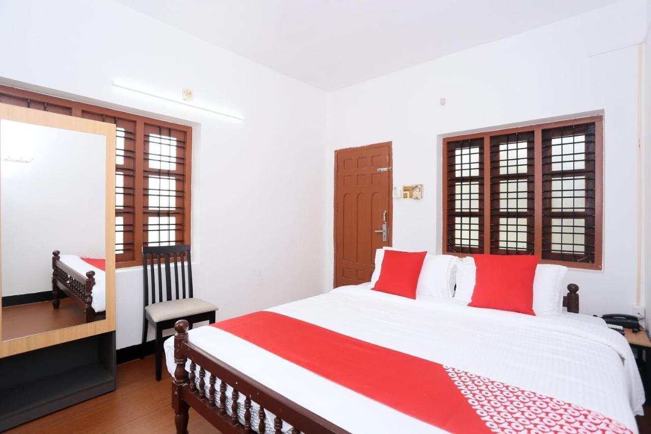 Oyo Flagship Kaveri Tourist Home Guruvāyūr Exterior foto