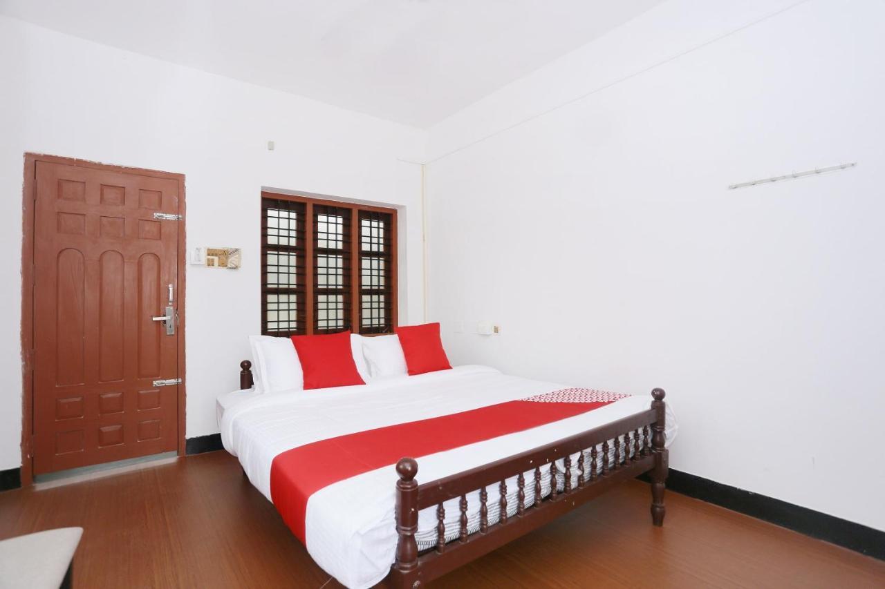 Oyo Flagship Kaveri Tourist Home Guruvāyūr Exterior foto