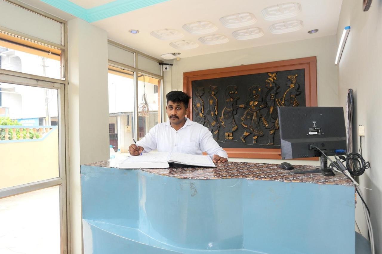 Oyo Flagship Kaveri Tourist Home Guruvāyūr Exterior foto