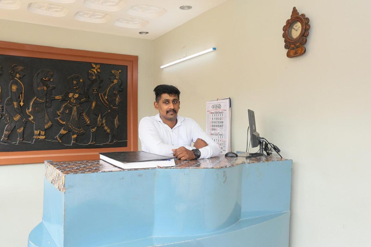 Oyo Flagship Kaveri Tourist Home Guruvāyūr Exterior foto
